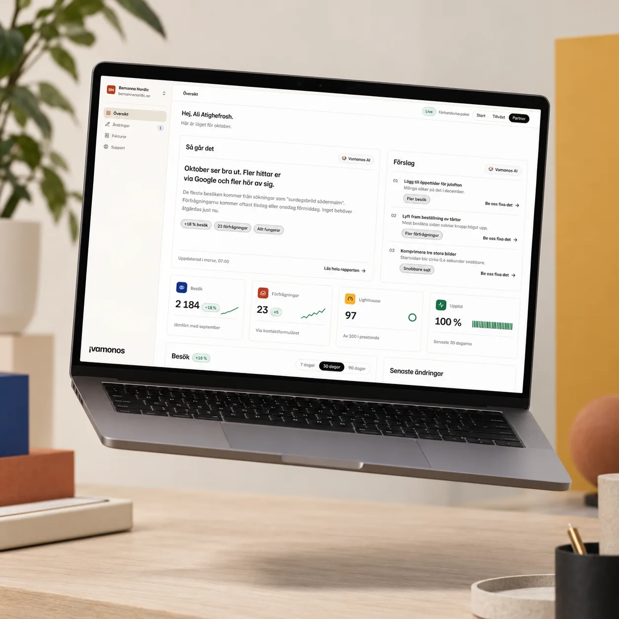 Svävande laptop med svensk dashboard